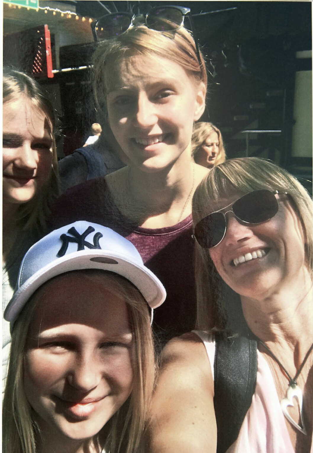 Maria med sina tre döttrar Fanny, Wilma och Vinga.