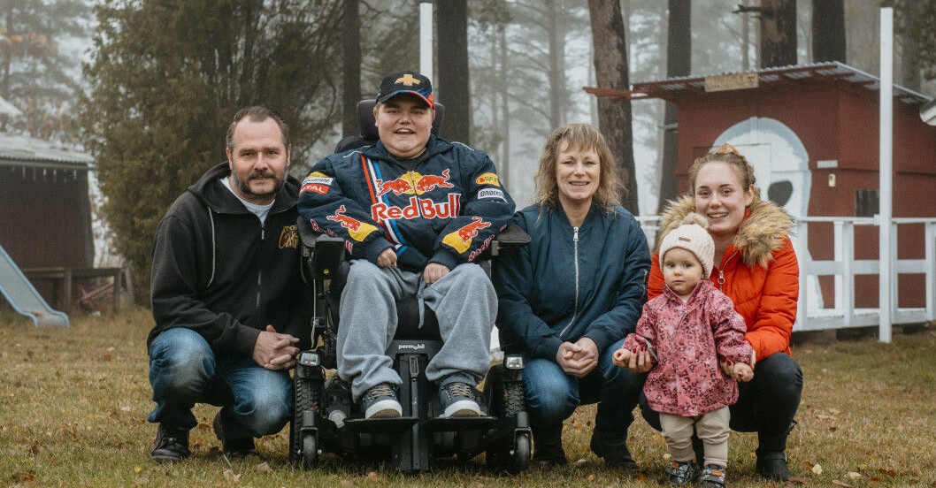 Familjen Aftelöv har en stark sammanhållning, något de till viss del tror att beror på Marcus sjukdom. Här syns Jörgen, Marcus, Lena, Emelie och Emelies dotter Elly ute på gården hemma hos familjen Familjen Aftelöv håller ihop