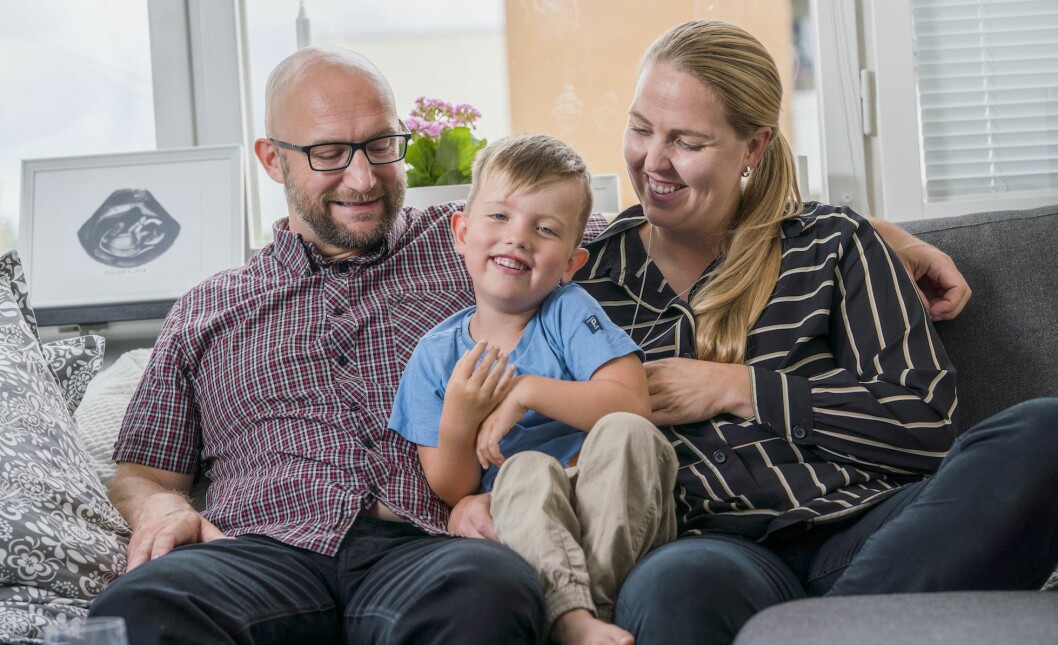 Familjen Arnell sitter i soffan och pratar om den turbulenta tiden när Maja drabbades av stroke. 