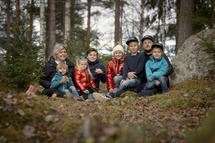 Familjen Schols har gått igenom ett helvete – i Emmas fall nästan bokstavligt talat – men tagit sig stärkta ur det. Från vänster mamma Emma, Oliwer, 4, Mollie, 3, William, 12, Nellie, 10, Melwin, 8, pappa Anders och Albin, 5 år. Foto: Maria G Nilsson Familjen Schols