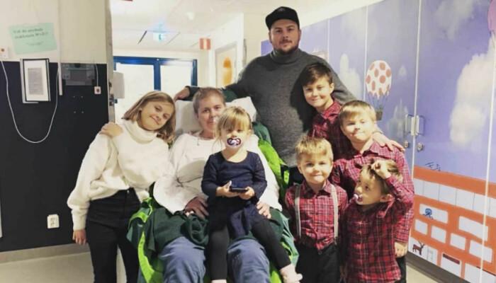 Till slut fick Emma Schols besök av sin familj på sjukhuset. Foto: Privat Familjen Schols på sjukhuset