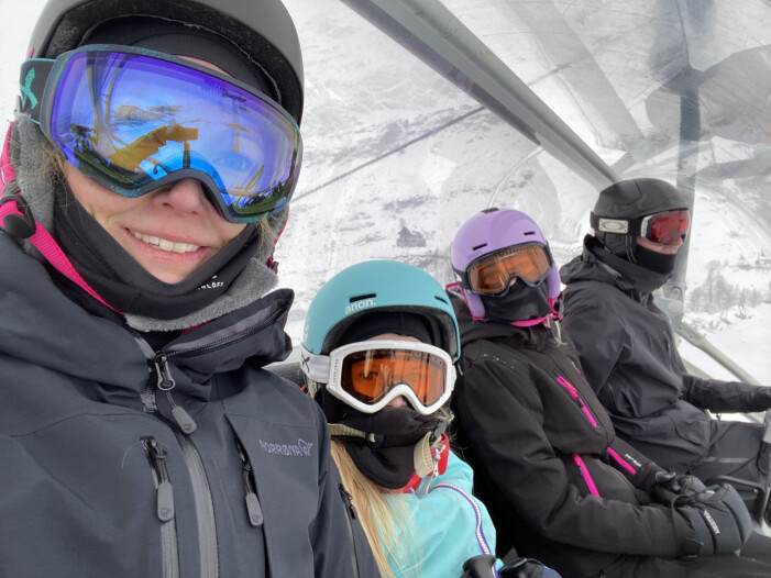 Efter olyckan har familjen blivit mer mån om att göra saker tillsammans, berättar Erika. Erika Söderlund med familj åker skidor