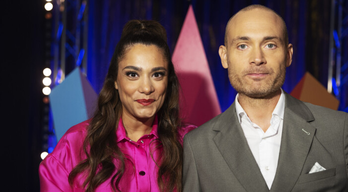 Farah Abadi och Jesper Rönndahl är programledare för Melodifestivalen 2023. Här ler de och tittar in i kameran.