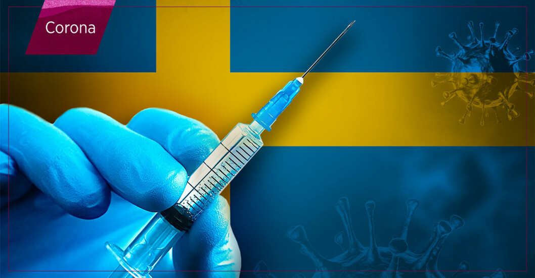 Hand med coronavaccin i spruta framför svenska flagga.