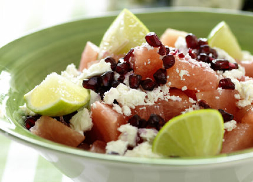 Vattenmelon-, chèvre- och granatäppelsallad med lime.