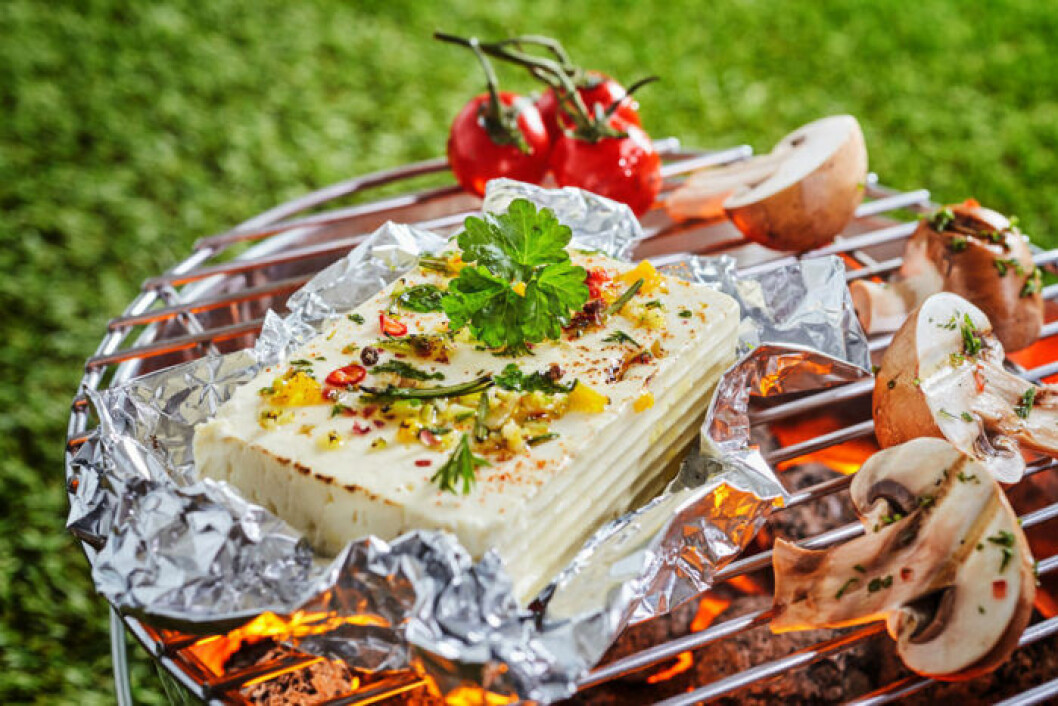 Grillad fetaost passar perfekt till färska örter. Grillad fetaost passar perfekt till färska örter.