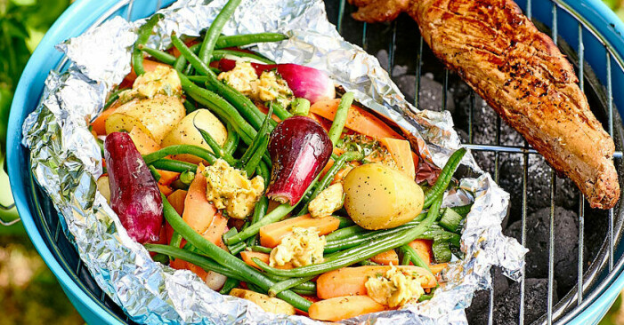 Recept av: Marianne Liljenberg, Janet Gustavsson, Eva Boström, Sandra Palmqvist Foto: Pontus Ferneman, Lisa Björner, Ralph Månsson Potatis och grönsaker i ett grillknyte.