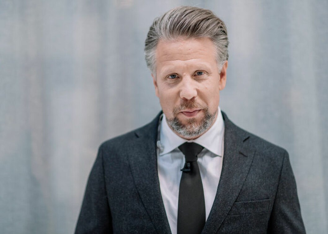 Filip Hammar. Foto: TT Filip Hammar i kostym mot grå vägg.