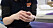 Kvinna visar hur man ska kupa händerna vid fingerhypnos