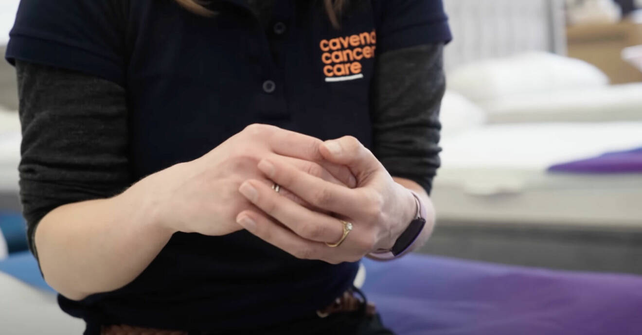 Kvinna visar hur man ska kupa händerna vid fingerhypnos