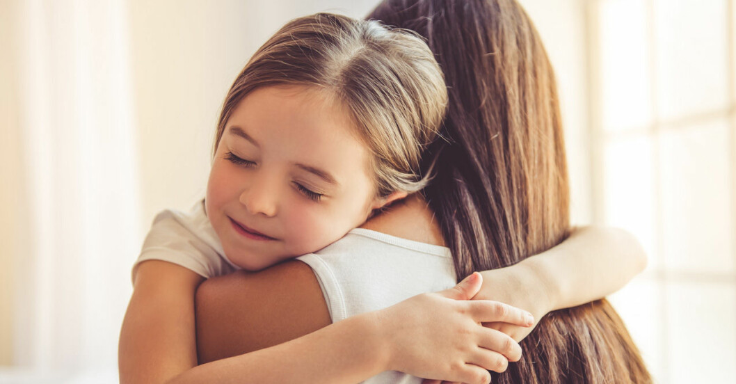 Mamma och dotter kramas