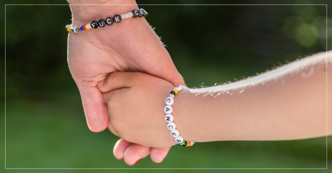 armband "fick cancer", två personer som håller varandra i handen.