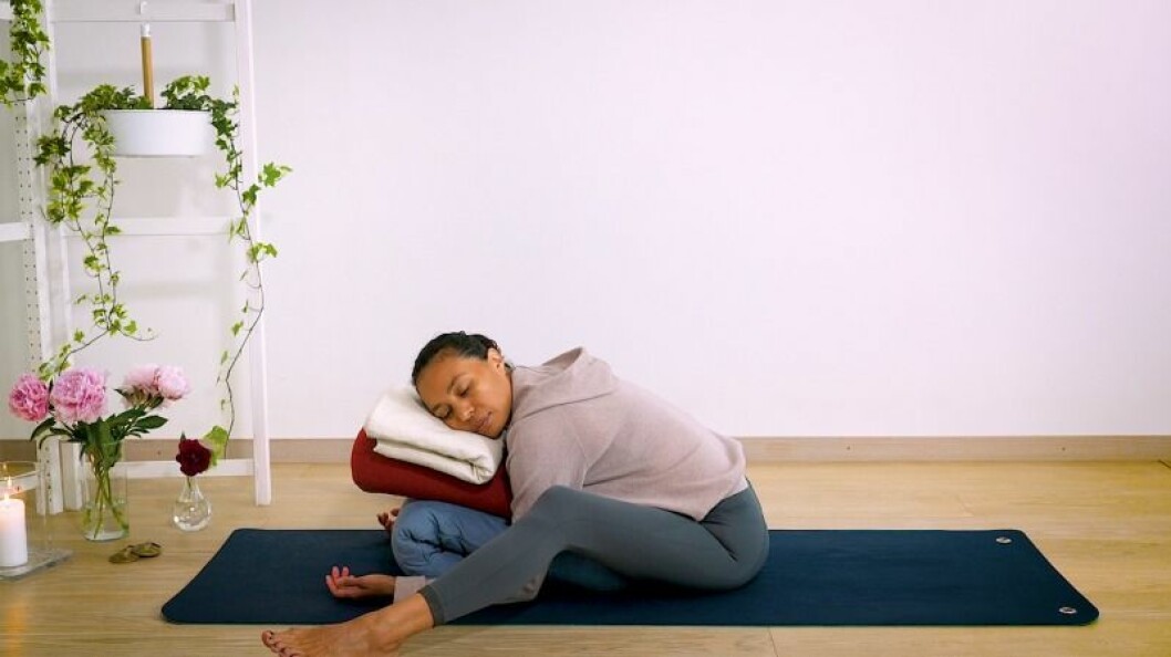 Johanna Ljunggren gör yogapositionen framåtböj med stöd