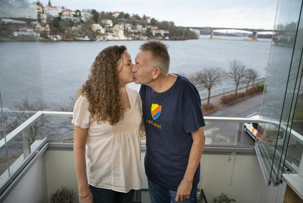 Kärleken finns, men livet kommer aldrig mer bli så som paret hoppats, drömt om och planerat för. Annis och Frank pussas på sin balkong.