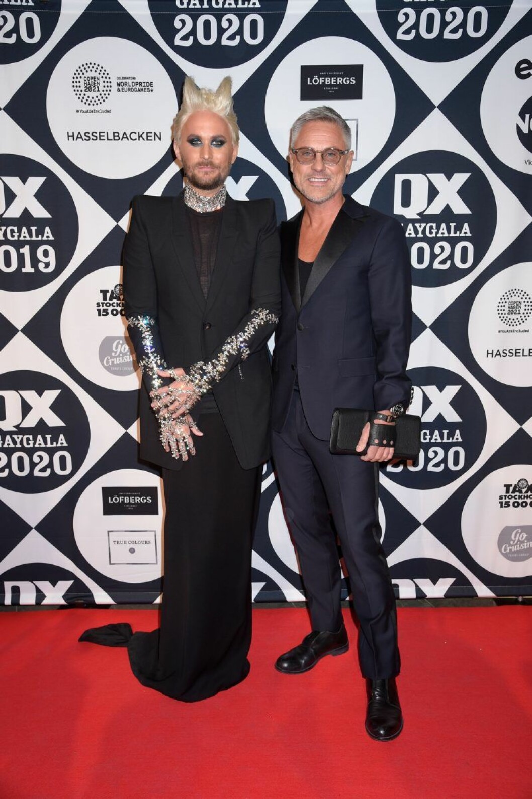 Modeprofilen Fredrik Robertsson och Johan Hellstrand. Fredrik Robertsson och Johan Hellstrand på röda mattan på QX-galan 2020