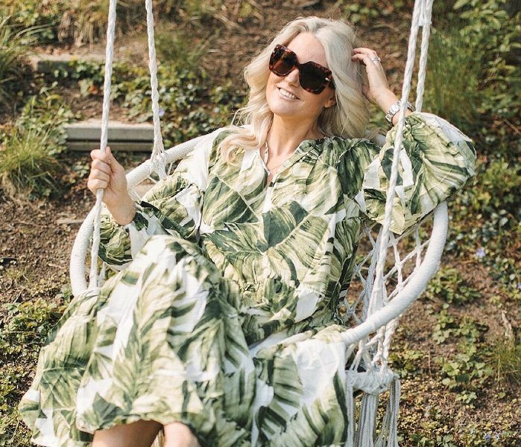 I de här bågarna från <a href="https://www.specsavers.se/glasogon/vr-02-sun-rx?sku=30790148&utm_medium=social&utm_source=blog&utm_campaign=sofi-&-frida-fahrman&utm_content=blog-post&utm_term=strategic-reach" target="_blank" rel="noopener">Victor & Rolf</a>, 1995:- har Frida satt in sin styrka. Testa själv! Det är möjligt att sätta in sin styrka i alla solglasögon hos Specsavers.