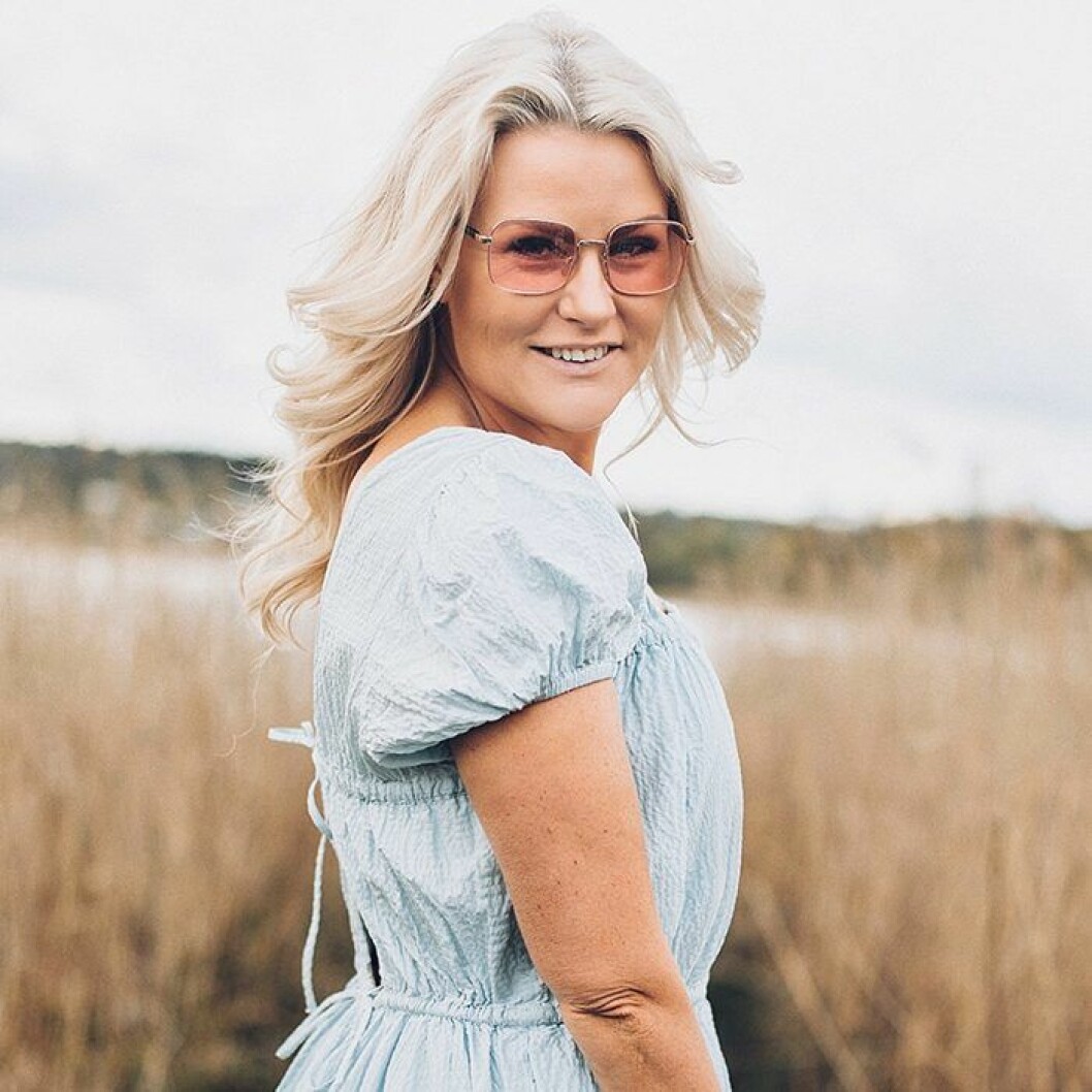 Frida älskar sina bågar med rosa glas från <a href="https://www.specsavers.se/glasogon/live-a-little-sun-rx?sku=30770492&utm_medium=social&utm_source=blog&utm_campaign=sofi-&-frida-fahrman&utm_content=blog-post&utm_term=strategic-reach" target="_blank" rel="noopener">Kylie Minogue</a>, 1595:-