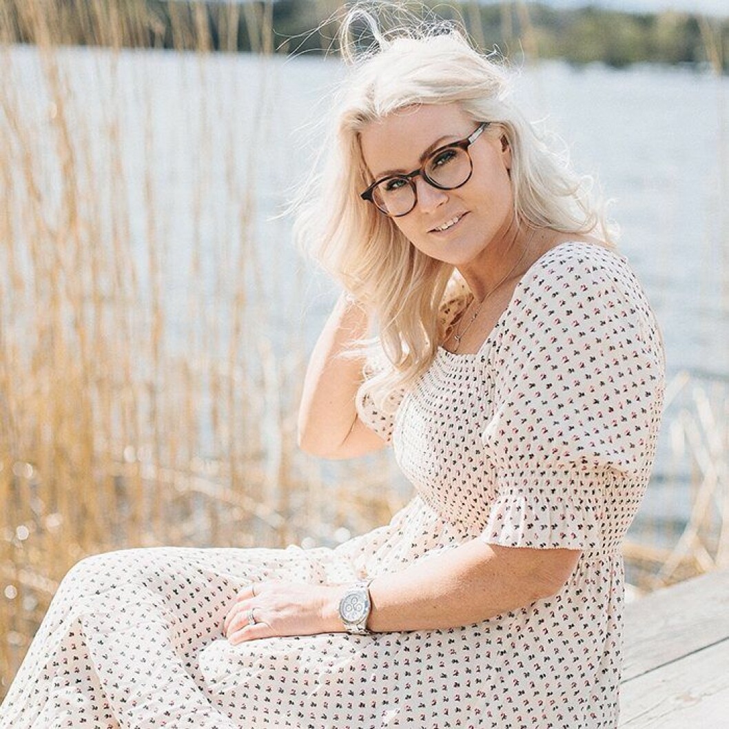 Frida tipsar om att satsa på en ny båge till sommaren, hennes favorit kommer från <a href="https://www.specsavers.se/glasogon/tos-6001?sku=30548367&utm_medium=social&utm_source=blog&utm_campaign=sofi-&-frida-fahrman&utm_content=blog-post&utm_term=strategic-reach" target="_blank" rel="noopener">Tiger of Sweden,</a> 1995:-