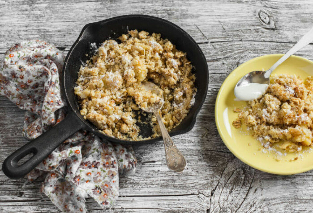 Varm granola är som en äppelpaj, fast frukost. Laga en varm granola med äpple.