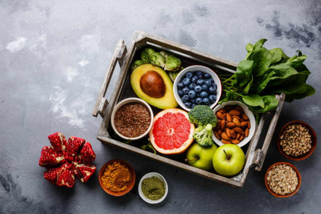 Mycket talar för att ett ökat intag av frukt och grönsaker kan bidra till sänkt blodtryck. Bild: Shutterstock/IBL Trälåda med frukt, bär, grönsaker och nötter.