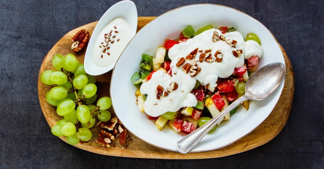 Fruktsallad med kokosgrädde och nötter.