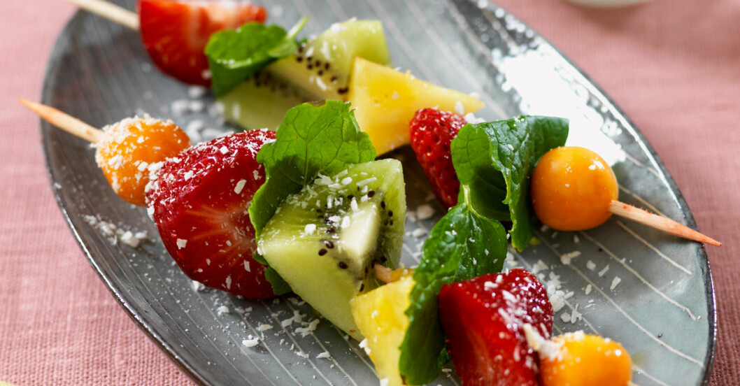 Fruit on a stick! Fruktspett med stracciatellasås på kvar ger bra mättnad.