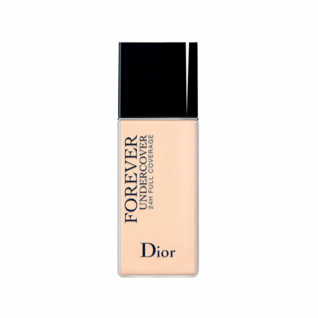 Foundation från Dior, 475 kronor. <a href="https://track.adtraction.com/t/t?a=1136856392&as=1213658115&t=2&tk=1&epi=tackande-foundation&url=https://www.ahlens.se/Varumarken/dior/makeup/-foundation-247323/dior-diorskin-forever-undercover-90016467/">Här kan du köpa den</a>. fulltäckande foundation dior