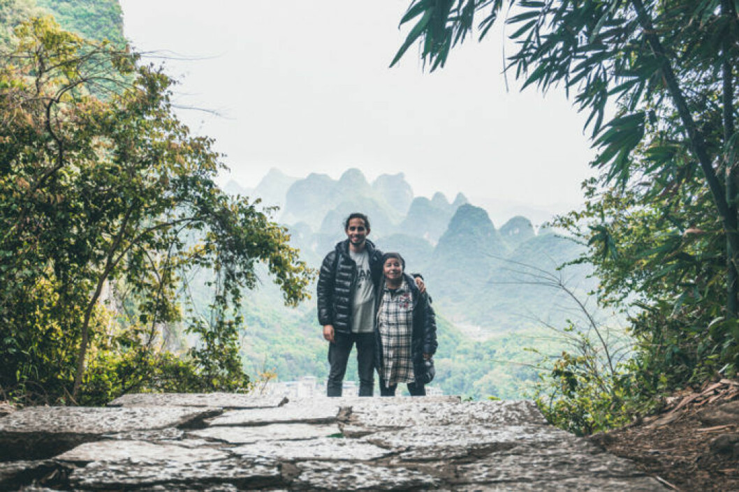 På toppen av ”Moon mountain path” i Yangshuo, efter tusen svettiga trappsteg. Bild: Privat Nathanel Creson och hans mormor Edna nahari backpackar i Asien