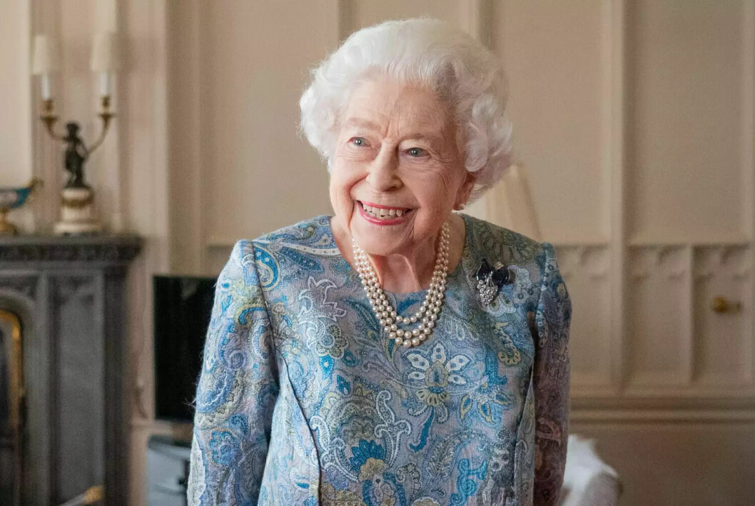 Drottning Elizabeth syntes sällan utan det älskade pärlorna runt halsen. Drottning Elizabeth syntes sällan utan det älskade pärlorna runt halsen.