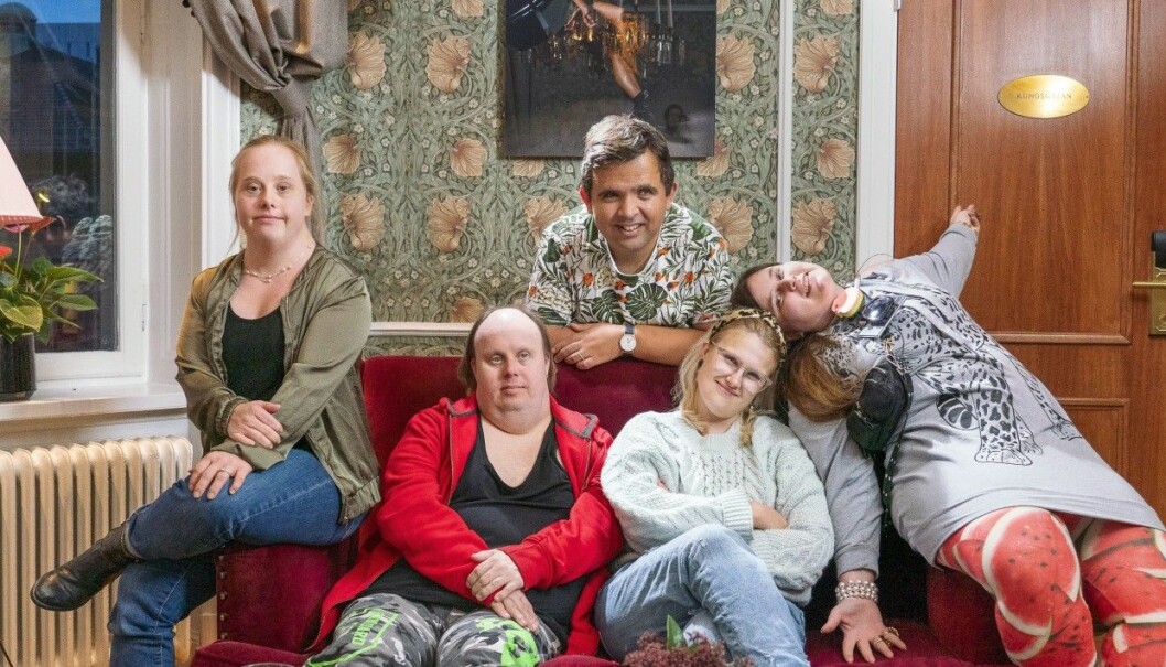 Här sitter de, hela gänget från Glada Hudik-teatern som tänker tillbaka på de oförglömliga dagarna i New York.
