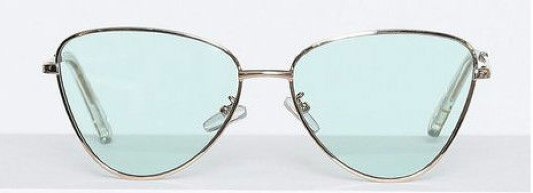 Retromodell från Le Specs, med metallbågar och blått glas.