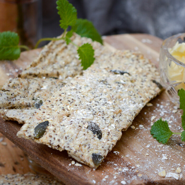 Glutenfritt knäckebröd med frön till jul.