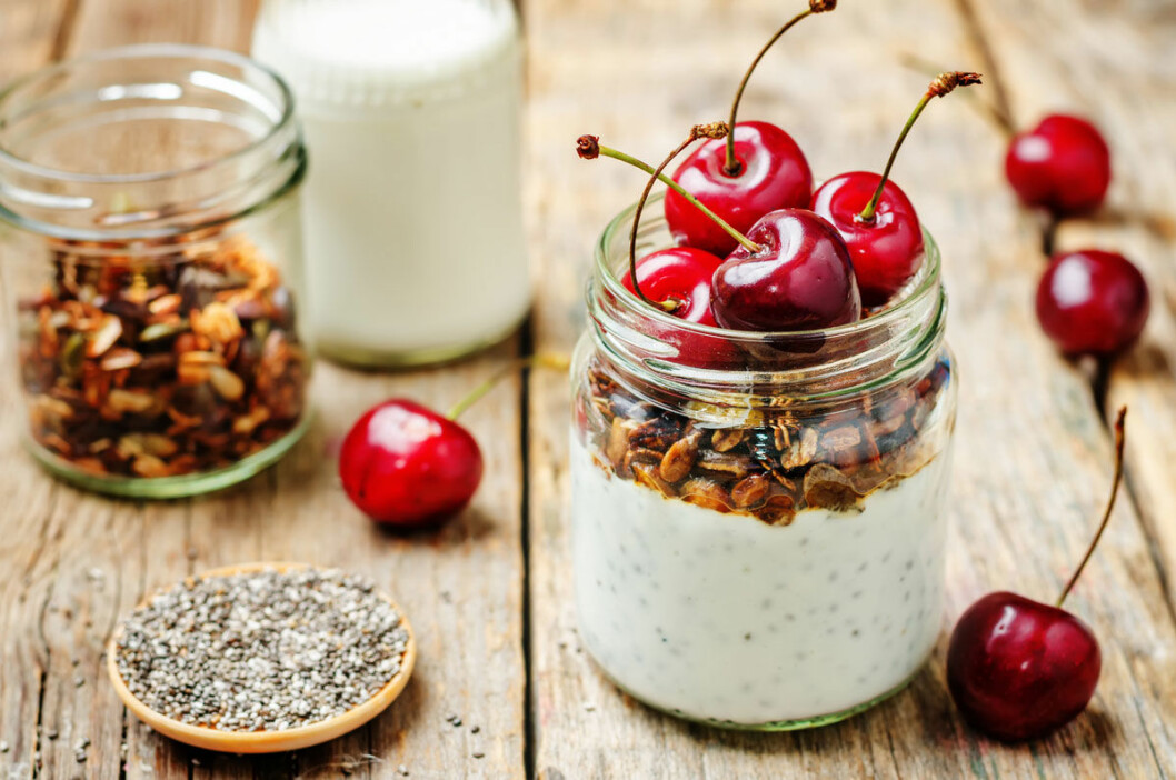 Overnight oats med granola och körsbär.