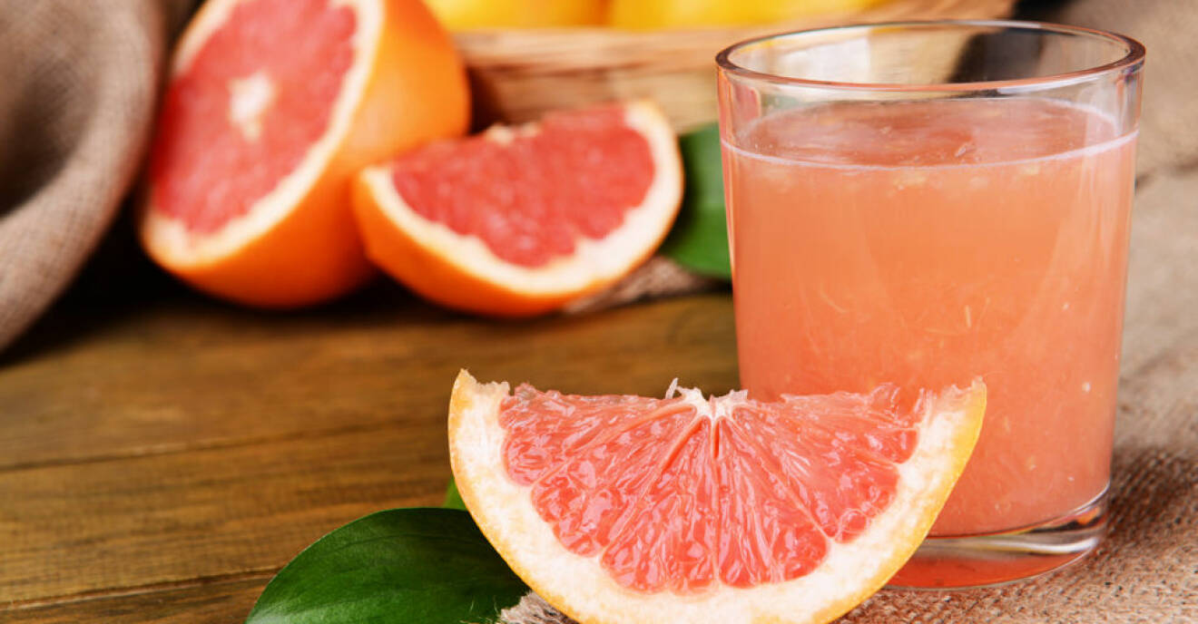 Färsk grapefrukt och grapefruktjuice.