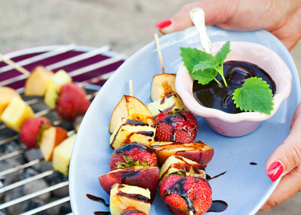 Receptet på grillat fruktspett med daimsås är hämtat ur MåBra nr 6. Recept på grillat!