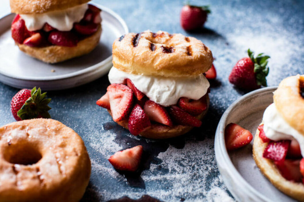 Foto: <a href="https://www.halfbakedharvest.com/strawberry-shortcake-grilled-doughnuts/" target="_blank" rel="noopener">Half baked</a> Recept på grillade munkar med vaniljfrosting och jordgubbar