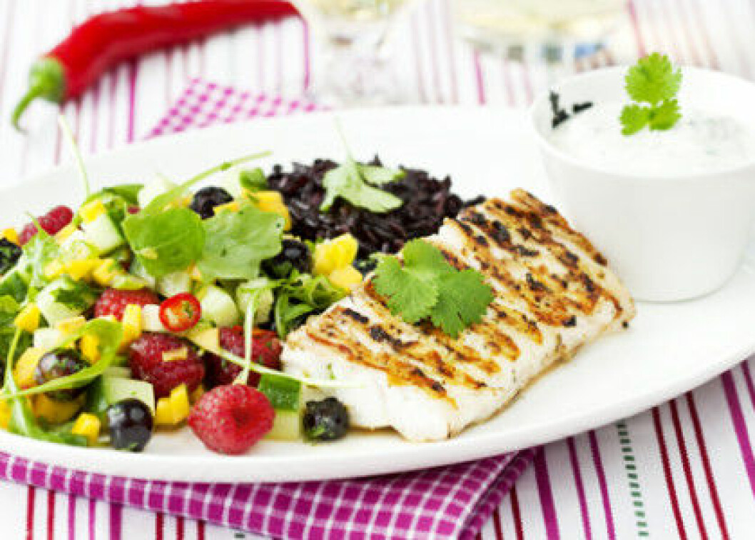 Mors dag meny: Recept på grillad fisk med drottningssallad.