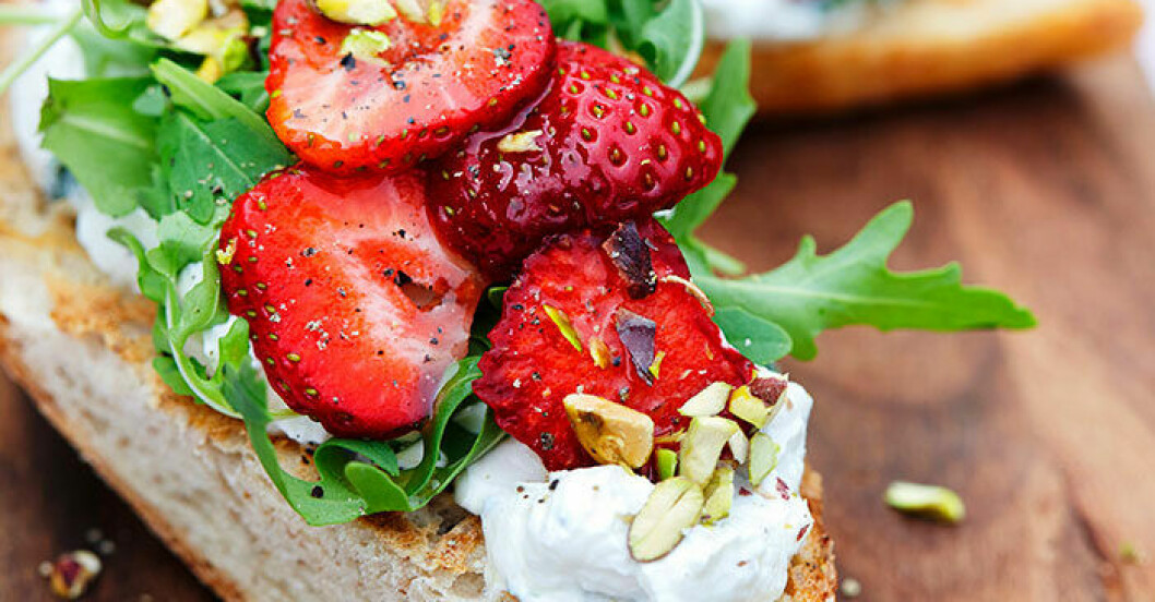 grillat bröd med getost och jordgubbar
