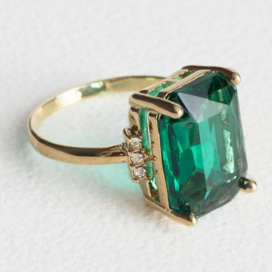 Ring med en stor grön sten