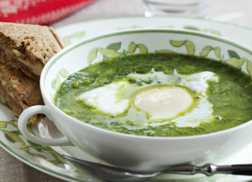 Grönkålssoppa med pocherat ägg