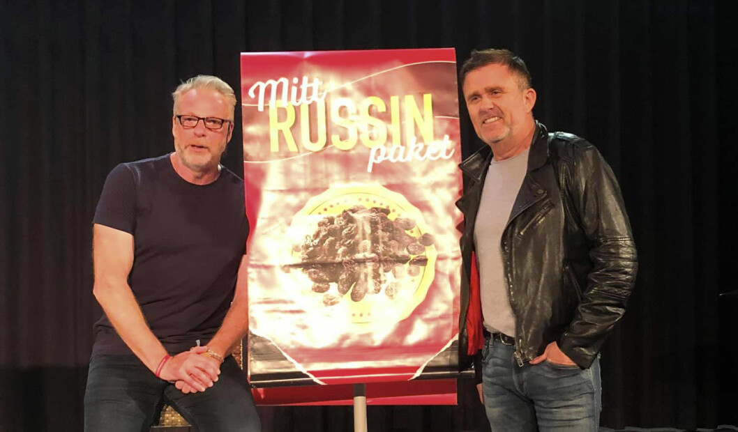 Tomas Gunnarsson och Jan Johansen – och det omtalade russinpaketet på scen.