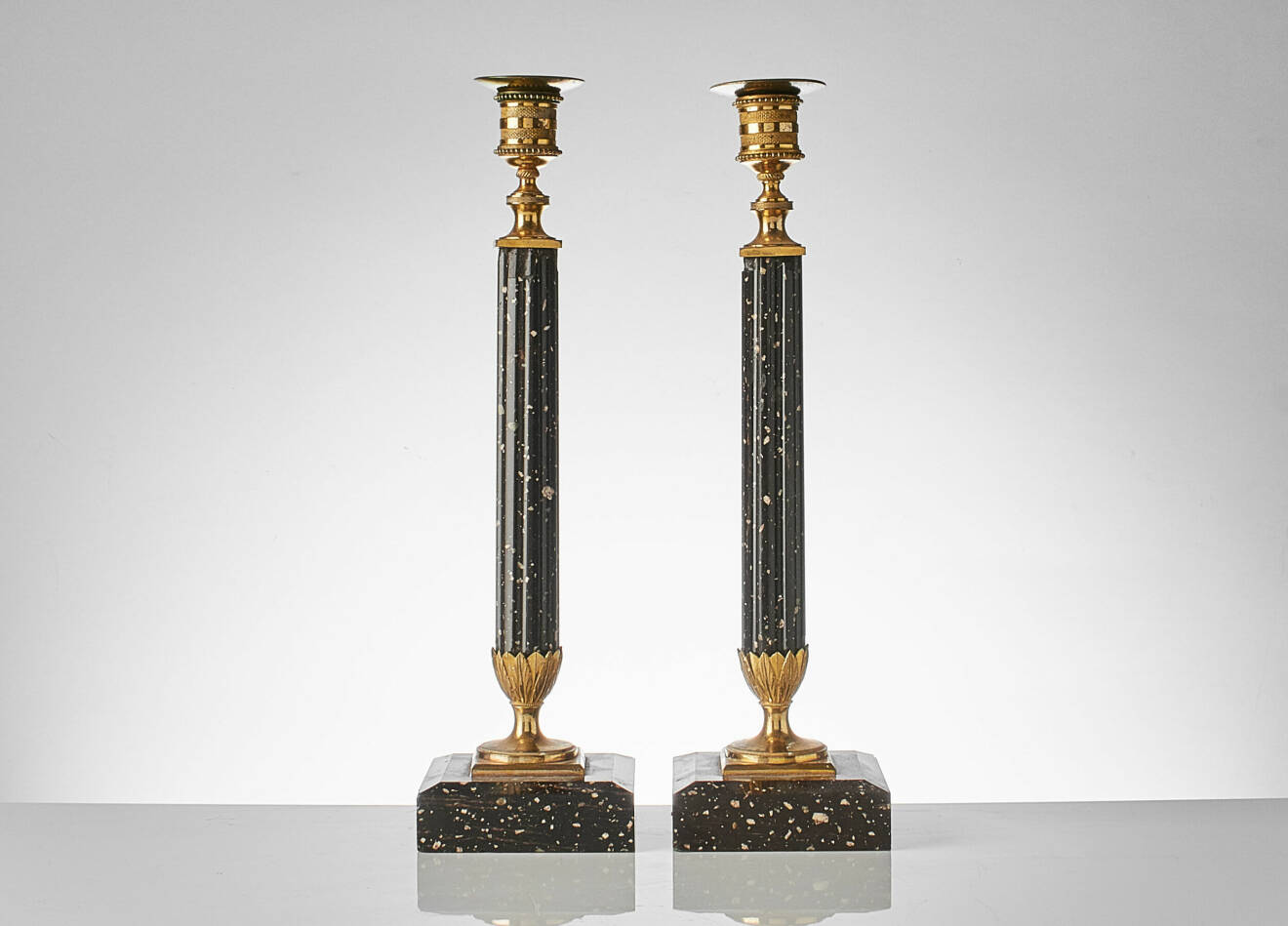 Två gustavianska ljusstalkar, svarta med guldiga detaljer