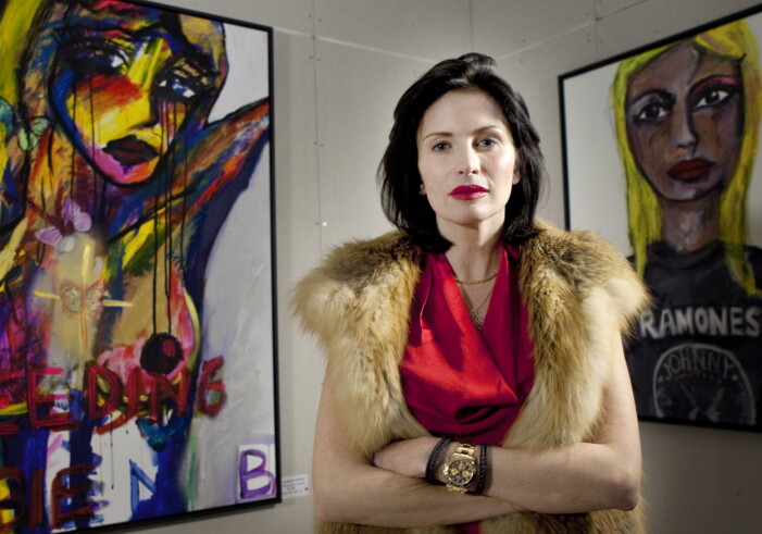 Carolina Gynning med sin konst