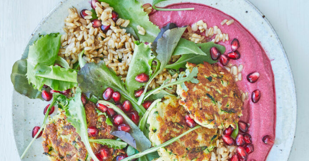 Vegetariska biffar är en perfekt ersättare för pannbiff. Halloumibiffar med mathavre och rödbetshummus.