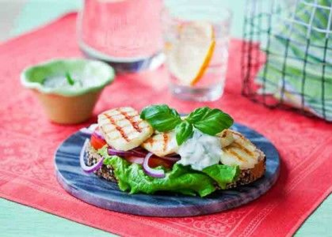 Vegetariska hamburgare: Recept på öppen halloumiburgare.