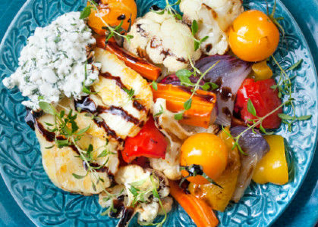 Recept på ugnsbakade grönsaker med halloumi.