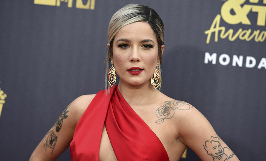 Foto: TT Halsey är en av kändisarna som berättat om sin endometrios