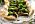 Filodegspaj med grönkål och valnötter serverat på en skärbräda