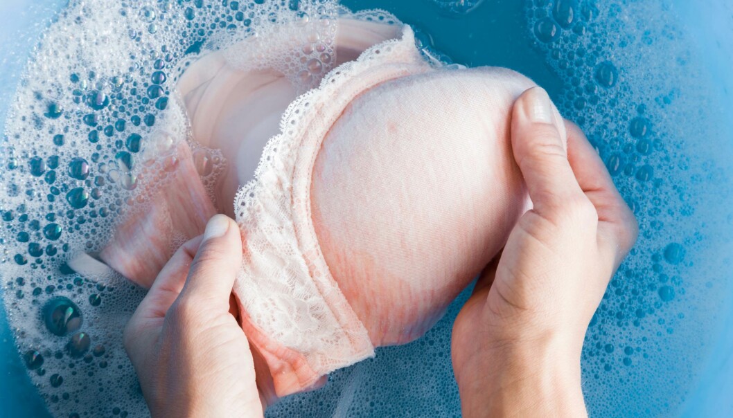 Behån mår bättre av att tvättas för hand. Rosa behå som handtvättas.
