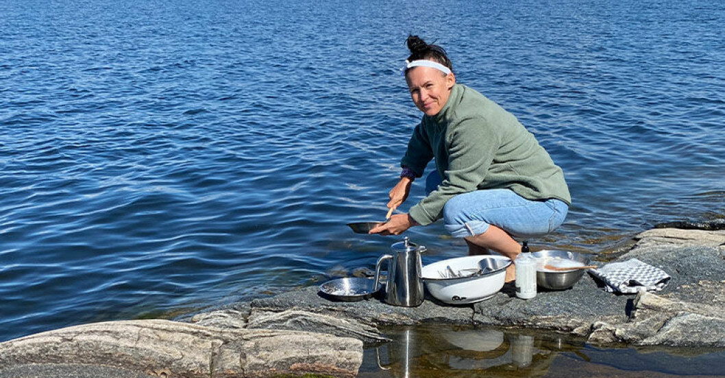 Diskstund med utsikt! Diskar i sjön